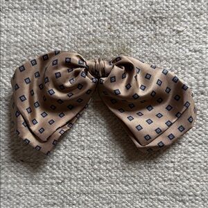 Pendragon Vintage 100% Silk Bow Brooch - Light brown, navy, red